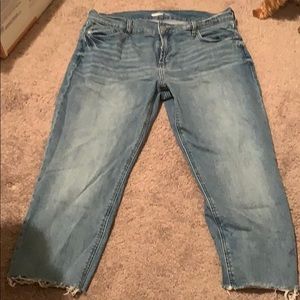 Old navy boyfriend mid rise crop. Raw edge